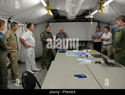 180711-N-JY822-2040 JOINT BASE PEARL HARBOR-HICKAM, Hawaii (Luglio 11, 2018) - Tim Groser, Nuova Zelanda ambasciatore presso gli Stati Uniti, tours Commander Task Group 172,2 Mobile comune Tactical Operations Center su base comune Harbor-Hickam Pearl durante il cerchio del Pacifico (RIMPAC) Esercizio, 11 luglio. Venticinque nazioni, 49 navi, sei sommergibili, circa 200 aerei, e 25.000 personale partecipano RIMPAC dal 27 giugno al 2 agosto in e intorno alle Isole Hawaii e la California del Sud. Il più grande del mondo marittimo internazionale esercitazione RIMPAC offre una singolare opportunità di formazione mentre f Foto Stock