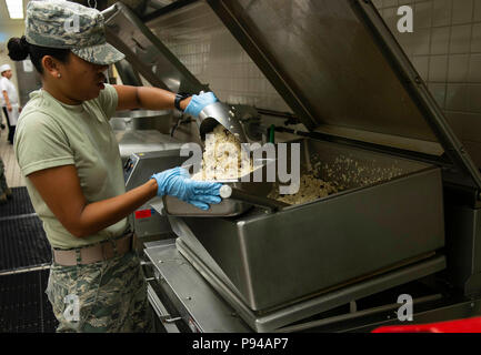 Airman 1. Classe Emerjann Degenova, xviii forze squadrone di supporto per il food service apprendista, prepara il riso luglio, 13, 2018, a Kadena Air Base, Giappone. La sala da pranzo Marshall Facility è il luogo primario di dormitorio-residente aviatori di avere i loro pasti. (U.S. Air Force photo by Staff Sgt. Jessica H. Smith) Foto Stock