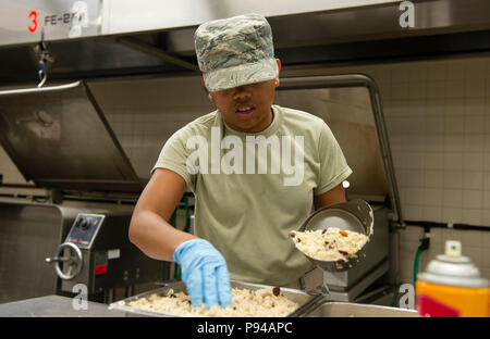 Airman 1. Classe Emerjann Degenova, xviii forze squadrone di supporto per il food service apprendista, prepara il riso luglio, 13, 2018, a Kadena Air Base, Giappone. La sala da pranzo Marshall Facility è il luogo primario di dormitorio-residente aviatori di avere i loro pasti. (U.S. Air Force photo by Staff Sgt. Jessica H. Smith) Foto Stock