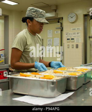 Airman 1. Classe Emerjann Degenova, xviii forze squadrone di supporto per il food service apprendista, prepara il riso luglio, 13, 2018, a Kadena Air Base, Giappone. La sala da pranzo Marshall Facility è il luogo primario di dormitorio-residente aviatori di avere i loro pasti. (U.S. Air Force photo by Staff Sgt. Jessica H. Smith) Foto Stock