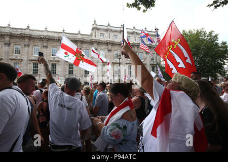 Libera Tommy Robinson simpatizzanti e sostenitori Pro-Trump si riuniscono su Whitehall, Londra per un rally comuni a sostegno della visita del Presidente degli Stati Uniti per il Regno Unito e per chiedere la liberazione di incarcerato Tommy Robinson. Foto Stock