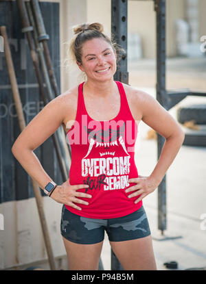 Master Sgt. Kimberly Kaminski, 380 Expeditionary forze di sicurezza Squadron, mette in pausa dopo il completamento di un set di squat durante un allenamento Al Dhafra Air Base, negli Emirati Arabi Uniti il 12 luglio 2018. Kaminski varia il suo allenamento di routine da alta intensità di formazione di intervallo di cardio e pesi. (U.S. Air Force photo by Staff Sgt. Ross A. Whitley) Foto Stock