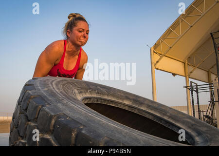 Master Sgt. Kimberly Kaminski, 380 Expeditionary forze di sicurezza Squadron, ribalta a 445 libbra pneumatico durante un allenamento Al Dhafra Air Base, negli Emirati Arabi Uniti il 12 luglio 2018. Kaminski's obiettivo attuale è quello di completare un 300 lb deadlift. (U.S. Air Force photo by Staff Sgt. Ross A. Whitley) Foto Stock