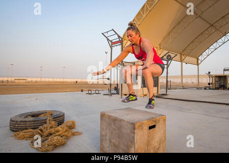 Master Sgt. Kimberly Kaminski, 380 Expeditionary forze di sicurezza Squadron, fa un salto in scatola durante il suo allenamento Al Dhafra Air Base, negli Emirati Arabi Uniti il 12 luglio 2018. Kaminski ha l' obiettivo di bruciare un minimo di 600-700 calorie al giorno. (U.S. Air Force photo by Staff Sgt. Ross A. Whitley) Foto Stock