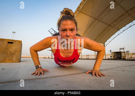 Master Sgt. Kimberly Kaminski, 380 Expeditionary forze di sicurezza Squadron, completa una spinta in su con un 25 piastra lb sulla sua schiena durante il suo un allenamento ad Al Dhafra Air Base, negli Emirati Arabi Uniti il 12 luglio 2018. Kaminski varia le routine di allenamento con cardio e sollevamento pesi. (U.S. Air Force photo by Staff Sgt. Ross A. Whitley) Foto Stock