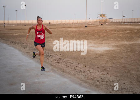 Master Sgt. Kimberly Kaminski, 380 Expeditionary forze di sicurezza Squadron, Sprint durante il suo esercizio di routine al Dhafra Air Base, negli Emirati Arabi Uniti il 12 luglio 2018. Kaminski varia la sua routine con cardio e pesi. (U.S. Air Force photo by Staff Sgt. Ross A. Whitley) Foto Stock