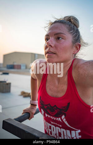 Master Sgt. Kimberly Kaminski, 380 Expeditionary forze di sicurezza Squadron, pause in corrispondenza del fondo di un tuffo durante il suo allenamento Al Dhafra Air Base, negli Emirati Arabi Uniti il 12 luglio 2018. Kaminski lavora tutti i giorni di soggiorno abete per combattere. (U.S. Air Force photo by Staff Sgt. Ross A. Whitley) Foto Stock