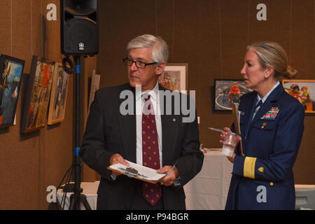 La guardia costiera Adm posteriore. Melissa Bert, direttore di organizzazioni governative e gli affari pubblici, al fianco di Robert Pillsbury, presidente del Club Salmagundi, valutare artwork durante il Coast Guard programma Art (COGAP) nella città di New York, 12 luglio, 2018. COGAP fa uso di raffinata arte di educare il pubblico su i ruoli e le missioni della Guardia Costiera. (U.S. Coast Guard foto di Sottufficiali di terza classe Steve Strohmaier) Foto Stock