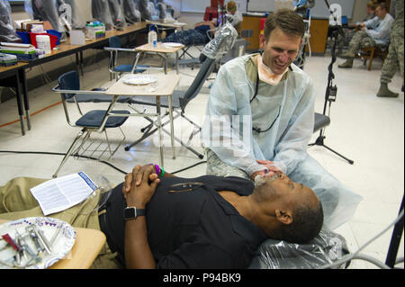 Stati Uniti Air Force Il Mag. Dwayne Gentry un dentista per Hill Air Force Base in Utah, colloqui con un paziente locale presso la Thomson, Ga., sito sulla cura dentale Luglio 10, 2018 durante la East Central Georgia disponibilità innovative di formazione. Un IRT fornisce hands-on del mondo reale, formazione per migliorare la disponibilità e la capacità di sopravvivenza per servicemembers in complessi ambienti di emergenza mentre che fornisce servizi essenziali per la comunità americana. (U.S. Air Force foto di Master Sgt. Theanne Herrmann) Foto Stock