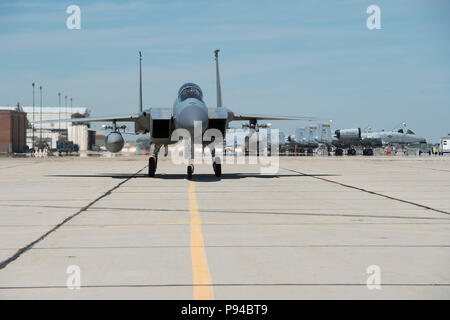 F-15Cs da 122Fighter Squadron dell'159Fighter Wing, Naval Air Station Comune Base di riserva di New Orleans, Louisiana, terra a Campo Gowen Boise, Idaho, il 13 luglio 2018. La 122fs è a Boise per eseguire dissimile Air Combat training con la 190Fighter Squadron è un-10 Thunderbolt IIs. (U.S. Air National Guard foto di Master Sgt. Joshua C. Allmaras) Foto Stock