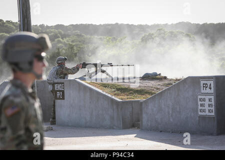 Un esercito soldato di riserva mantiene un occhio sulle operazioni gunnery ad una M2 0,50 Caliber machine gun gamma su Fort Hood, Texas Luglio 11, come soldati impegnarsi obiettivi a distanze variabili da 400 a 1500 metri. Quasi 400 esercito di soldati di riserva dal 415th Chem. Bn. e il 209th regionale gruppo di supporto, 76th ORC stanno attualmente conducendo una varietà di gunnery training relativo a Fort Hood come parte di esercizio Dragon fuoco dal 27 Giugno - Luglio 21. Il 25-Giorno di brigata esercizio led fornisce un opportunità per i partecipanti di forza PRONTO X unità per condurre attività di formazione e di qualificazione per soddisfare la stessa gunnery r Foto Stock