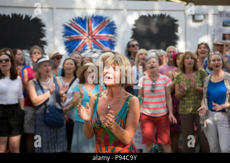 Un coro femminile canta al carnevale di resistenza, l'anti-Trump protesta organizzata a Londra, Regno Unito il 13 luglio 2018. Foto Stock