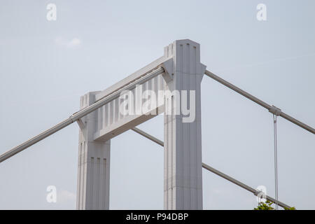 In prossimità della parte superiore del ponte Elisabetta sul Danubio a Budapest Foto Stock