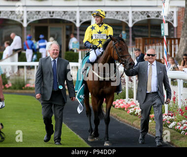 Trainer Jim Goldie dopo Euchen Glen cavalcato da Alistair Rawlinson vince la 59a John Smith's Cup - Patrimonio Handicap durante il giorno due di John Smith's Cup incontro a York Racecourse. Foto Stock