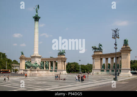 Una vista di turisti che si godono il Monumento millenario nella Piazza degli Eroi, Budapest su una soleggiata giornata estiva. Foto Stock