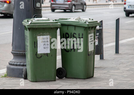 Un paio di verde nel cestino o cestini della spazzatura sul marciapiede in Budapest, Ungheria. Foto Stock