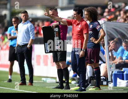 Arsenal manager Unai Emery si prepara a portare su Matteo Guendouzi durante la pre-stagione corrisponde al Parco Prato, Boreham Wood. Foto Stock