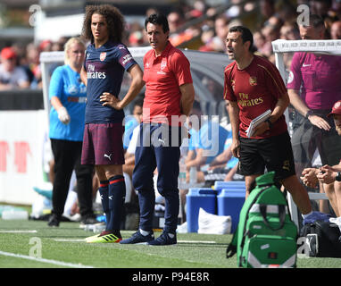 Arsenal manager Unai Emery si prepara a portare su Matteo Guendouzi durante la pre-stagione corrisponde al Parco Prato, Boreham Wood. Foto Stock