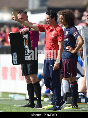 Arsenal manager Unai Emery si prepara a portare su Matteo Guendouzi durante la pre-stagione corrisponde al Parco Prato, Boreham Wood. Foto Stock