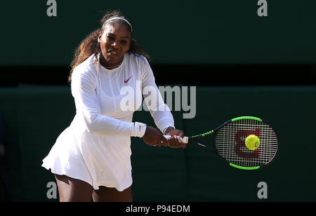 Serena Williams in azione il giorno dodici dei Campionati di Wimbledon all'All England Lawn Tennis and Croquet Club di Wimbledon. PREMERE ASSOCIAZIONE foto. Data immagine: Sabato 14 luglio 2018. Vedi PA storia TENNIS Wimbledon. Il credito fotografico dovrebbe essere: Steven Paston/PA Wire. Foto Stock