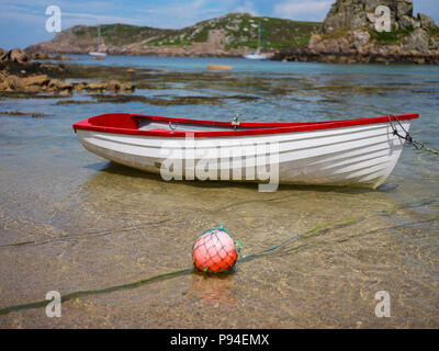 Una piccola barca a remi, Isole Scilly. Foto Stock