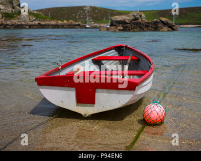 Una piccola barca a remi, Isole Scilly. Foto Stock