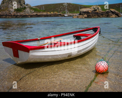 Una piccola barca a remi, Isole Scilly. Foto Stock