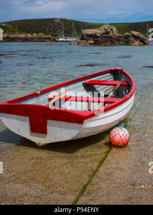 Una piccola barca a remi, Isole Scilly. Foto Stock