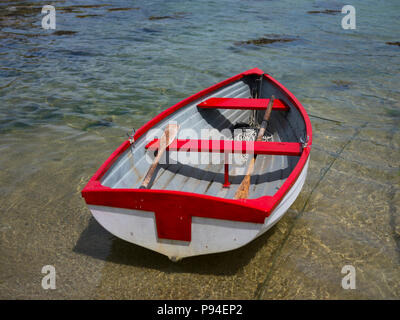 Una piccola barca a remi, Isole Scilly. Foto Stock