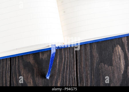 White appunti su un tavolo di legno vicino ai taccuini si trova a sacco carta sgualcita. Foto Stock