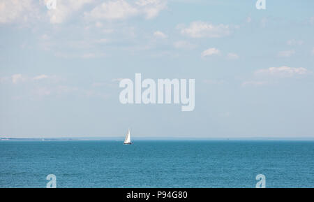 Unica barca vela sotto la vela in Gardiner's Bay Foto Stock