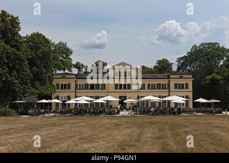 Gli ospiti sulla terrazza di fronte al ristorante nel parco storico Schoenbusch, Aschaffenburg, Germania. Foto Stock