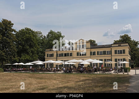 Gli ospiti sulla terrazza di fronte al ristorante nel parco storico Schoenbusch, Aschaffenburg, Germania. Foto Stock