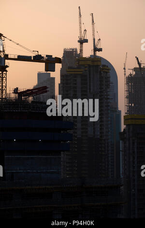 Sunrise nebuloso cielo di Dubai su sito in costruzione Foto Stock