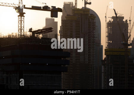 Sunrise nebuloso cielo di Dubai su sito in costruzione Foto Stock