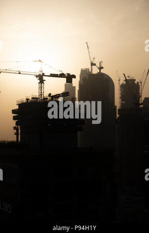 Sunrise nebuloso cielo di Dubai su sito in costruzione Foto Stock