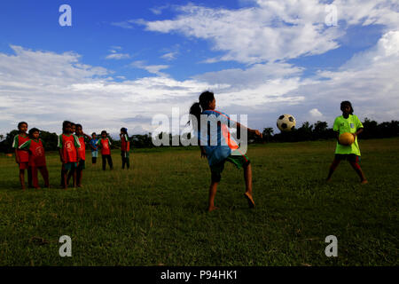 Dacca in Bangladesh. Le ragazze del Bangladesh prendere parte in una pratica stagione al villaggio Kalsindur, vicino al confine con l India, in Bangladesh il 10 luglio 2018. Kalsindur è il più remoto villaggio del Bangladesh delimitata da Meghalaya di India. Più di dieci ragazze dal villaggio Kalsindur hanno svolto sul Bangladesh nazionale femminile. © Rehman Asad / Alamy Stock Photo Foto Stock