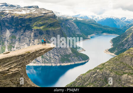 Matura in posa sul Trolltunga Norvegia Foto Stock