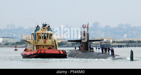 Un strappalacrime Homecoming per Helena. Mare otto trattore traina il Los Angeles-class attack submarine USS Helena al molo durante il sommergibile di homecoming presso la base navale di Point Loma. Helena ha restituito a homeport dopo il completamento di un periodo di sei mesi del Pacifico occidentale la distribuzione. Foto Stock