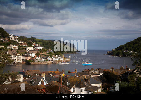 Una bella giornata d'estate vista del fiume Dart in mare nel Canale della Manica con Kingswear sul lato opposto del fiume Dart Foto Stock