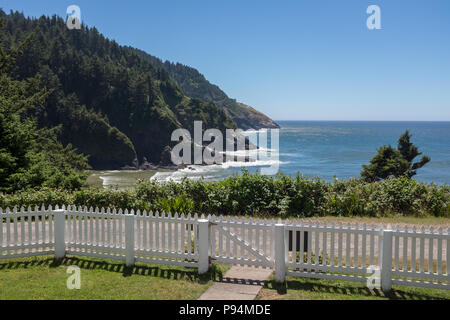 Guardiano della casa di Heceta Head Lighthouse, vicino Firenze, Oregon, ora un Bed & Breakfast oltre ad essere aperte al pubblico. Foto Stock