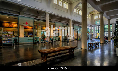 L'area commerciale per lo shopping o Wandellhalle nella città di Bad Pyrmont, Germania Foto Stock