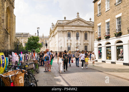 Vista verso il Kings College da St Marys Street a Cambridge nel Regno Unito Foto Stock