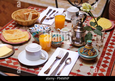 La deliziosa prima colazione in stile marocchino servita nel riad (Marocchino tradizionale hotel) Foto Stock