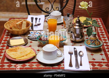 La deliziosa prima colazione in stile marocchino servita nel riad (Marocchino tradizionale hotel) Foto Stock