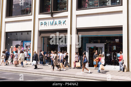 Oxford Street, Londra, Regno Unito. Il 10 giugno 2018. Primark store in Oxford street con la gente a piedi nella parte anteriore. Primark è catena economica di vendere a basso costo e ad alta Foto Stock