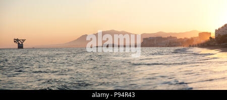 El Cable beach al tramonto, Marbella, Malaga, Andalusia, Spagna. Foto Stock