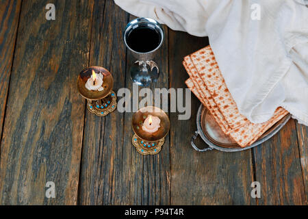 Sabato cerimonia kiddush composizione con due candele di cera in candelabri e un dolce tradizionale pane fresco di challah pane Foto Stock