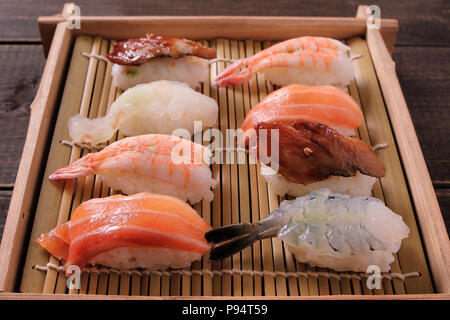 Sushi assortiti scatola di legno vassoio da asporto Foto Stock