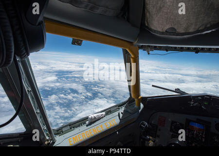 Una vista fuori il finestrino della cabina di pilotaggio di un KC-135 Stratotanker con la 121 Air Refuelling Wing, Ohio Giugno 27, 2018. Il Stratotanker è stato battenti torna alla Rickenbacker Air National Guard Base, Ohio dal nordest degli Stati Uniti. (U.S. Air National Guard foto di Airman 1. Classe Tiffany A. Emery) Foto Stock